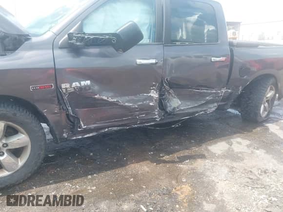 2015 Ram 1500 Lone Star z VIN 1C6RR7LM7FS603990, wystawiony jako IAAI lot #43231463 z przebiegiem 200 337 mil mil oraz . Historia ofert i sprzedaży dostępna na DreamBid. Obrazek 6.