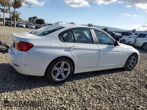 2013 BMW 3 Series 328i z VIN WBA3C1G5XDNR45281, wystawiony jako Copart lot #84949025 z przebiegiem 126 565 mil mil oraz Czysty tytuł • Clean title. Historia ofert i sprzedaży dostępna na DreamBid. Obrazek 3.