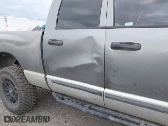 2006 Dodge 2500 SLT z VIN 3D7KS28C06G125152, wystawiony jako IAAI lot #42309541 z przebiegiem 297 959 mil mil oraz . Historia ofert i sprzedaży dostępna na DreamBid. Obrazek 6.