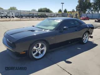 2013 Dodge Challenger R/T Classic с VIN 2C3CDYBT5DH553613, выставлен на аукционе Copart как лот 68975355 с пробегом 124 348 миль миль и Списание • Salvage title. История ставок и продаж доступна на DreamBid. Изображение 1.