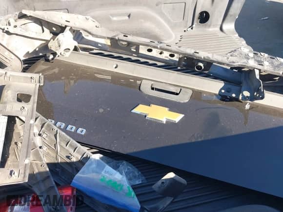 2008 Chevrolet Silverado 1500 1LT z VIN 2GCEC13JX81163391, wystawiony jako IAAI lot #43530781 z przebiegiem 204 330 mil mil oraz . Historia ofert i sprzedaży dostępna na DreamBid. Obrazek 12.