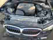 2023 BMW 3 Series 330e xDrive z VIN 3MW39FS09P8D11748, wystawiony jako Copart lot #44185745 z przebiegiem 42 618 mil mil oraz Czysty tytuł • Clean title. Historia ofert i sprzedaży dostępna na DreamBid. Obrazek 11.