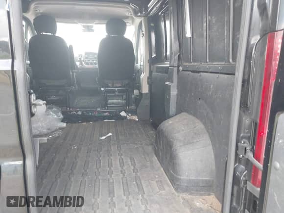 2018 Ram ProMaster Cargo z VIN 3C6TRVNGXJE122676, wystawiony jako IAAI lot #42917091 z przebiegiem 323 996 mil mil oraz . Historia ofert i sprzedaży dostępna na DreamBid. Obrazek 17.