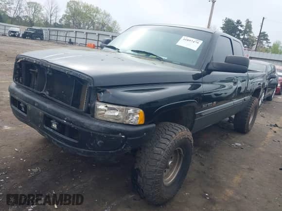 1998 Dodge 1500 z VIN 1B7HF13Z5WJ170522, wystawiony jako IAAI lot #41897479 z przebiegiem Nie podano mil oraz . Historia ofert i sprzedaży dostępna na DreamBid. Obrazek 2.