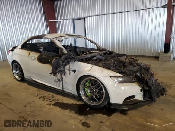 2011 BMW M3 z VIN WBSDX9C50BE399046, wystawiony jako Copart lot #83610864 z przebiegiem Nie podano mil oraz Nie do naprawy • Non repairable. Historia ofert i sprzedaży dostępna na DreamBid. Obrazek 4.