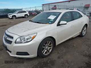 2013 Chevrolet Malibu Eco z VIN 1G11D5RR7DF115648, wystawiony jako IAAI lot #43473389 z przebiegiem 99 581 mil mil oraz . Historia ofert i sprzedaży dostępna na DreamBid. Obrazek 2.