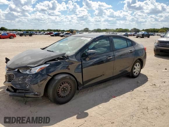 2018 Chevrolet Cruze LS z VIN 1G1BC5SM0J7240535, wystawiony jako Copart lot #83889545 z przebiegiem Nie podano mil oraz Szkoda całkowita • Salvage title. Historia ofert i sprzedaży dostępna na DreamBid. Obrazek 1.