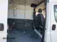 2023 Ram ProMaster Cargo z VIN 3C6LRVDG8PE589587, wystawiony jako Copart lot #85880065 z przebiegiem Nie podano mil oraz Czysty tytuł • Clean title. Historia ofert i sprzedaży dostępna na DreamBid. Obrazek 11.