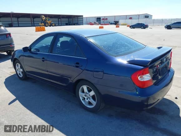 2002 Toyota Camry LE z VIN 4T1BE30K72U599161, wystawiony jako IAAI lot #43051720 z przebiegiem 187 956 mil mil oraz . Historia ofert i sprzedaży dostępna na DreamBid. Obrazek 3.