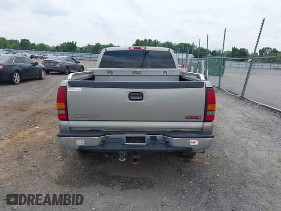 2003 GMC Sierra 1500 SLE with VIN 2GTEC19T831157526, listed as a IAAI auction lot 42428019 with 145,900 mi miles and . Bid and sale history available at DreamBid. Image 16.