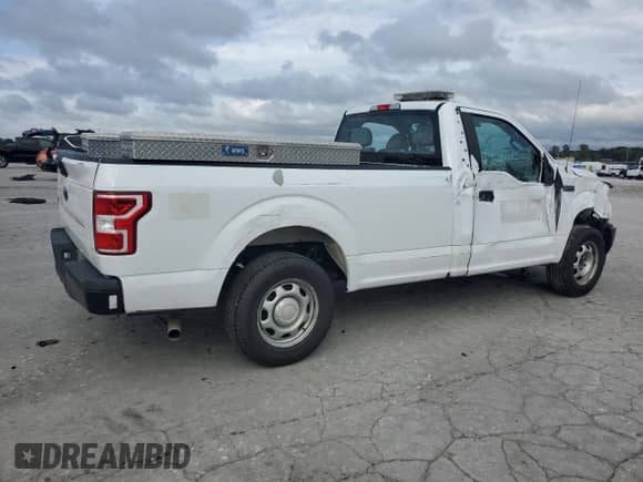 2018 Ford F-150 XL z VIN 1FTMF1C54JKC58234, wystawiony jako Copart lot #85352455 z przebiegiem 84 562 mil mil oraz Czysty tytuł • Clean title. Historia ofert i sprzedaży dostępna na DreamBid. Obrazek 3.