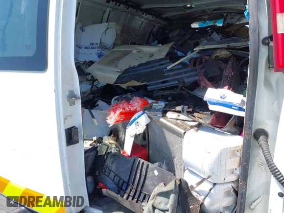 2014 Chevrolet Express Cargo z VIN 1GCWGGFAXE1149130, wystawiony jako IAAI lot #37273590 z przebiegiem 210 000 mil mil oraz . Historia ofert i sprzedaży dostępna na DreamBid. Obrazek 8.