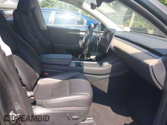 2023 Tesla Model Y z VIN 7SAYGDED7PF947357, wystawiony jako IAAI lot #42765948 z przebiegiem 16 858 mil mil oraz . Historia ofert i sprzedaży dostępna na DreamBid. Obrazek 5.