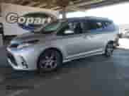 2020 Toyota Sienna SE z VIN 5TDXZ3DC3LS087193, wystawiony jako Copart lot #65535045 z przebiegiem 45 656 mil mil oraz Szkoda całkowita • Salvage title. Historia ofert i sprzedaży dostępna na DreamBid. Obrazek 1.