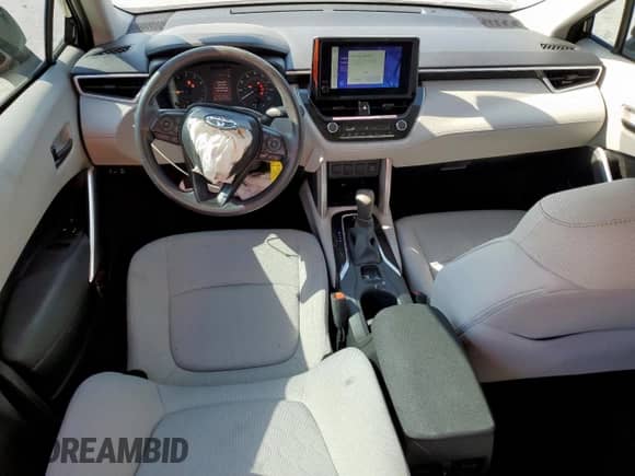 2025 Toyota Corolla Cross L с VIN 7MUAAAAG0SV121989, выставлен на аукционе Copart как лот 69507645 с пробегом 3 316 миль миль и Списание • Salvage title. История ставок и продаж доступна на DreamBid. Изображение 8.