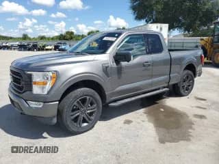 2021 Ford F-150 XL z VIN 1FTEX1EP4MKE97657, wystawiony jako Copart lot #84257035 z przebiegiem 33 163 mil mil oraz Szkoda całkowita • Salvage title. Historia ofert i sprzedaży dostępna na DreamBid. Obrazek 1.