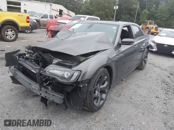 2023 Chrysler 300 S z VIN 2C3CCABG6PH585200, wystawiony jako IAAI lot #42898513 z przebiegiem 52 758 mil mil oraz . Historia ofert i sprzedaży dostępna na DreamBid. Obrazek 2.