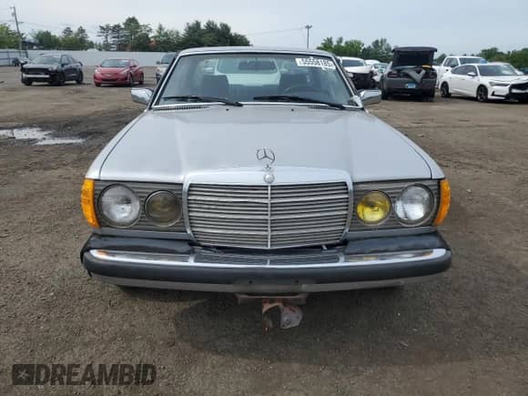 1982 Mercedes-Benz 300 z VIN WDBAB53A2CB000735, wystawiony jako Copart lot #55558185 z przebiegiem 176 245 mil mil oraz Czysty tytuł • Clean title. Historia ofert i sprzedaży dostępna na DreamBid. Obrazek 5.