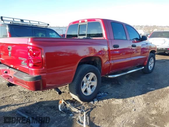 2010 Dodge Dakota Bighorn/Lonestar z VIN 1D7CE3GK3AS120328, wystawiony jako IAAI lot #41617296 z przebiegiem 136 734 mil mil oraz . Historia ofert i sprzedaży dostępna na DreamBid. Obrazek 4.