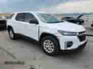 2023 Chevrolet Traverse LS z VIN 1GNEVFKW5PJ281672, wystawiony jako Copart lot #68931115 z przebiegiem 34 501 mil mil oraz Szkoda całkowita • Salvage title. Historia ofert i sprzedaży dostępna na DreamBid. Obrazek 4.