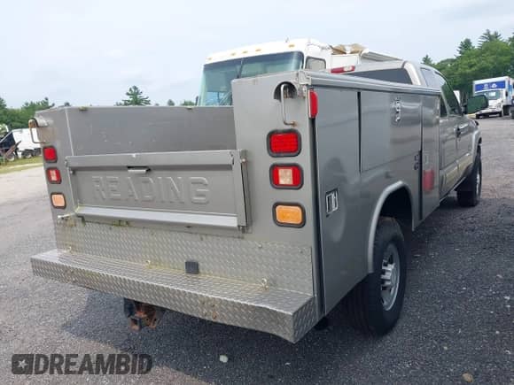 2002 Chevrolet Silverado 2500HD LS z VIN 1GCHC29142E259923, wystawiony jako IAAI lot #42919374 z przebiegiem 236 789 mil mil oraz . Historia ofert i sprzedaży dostępna na DreamBid. Obrazek 4.