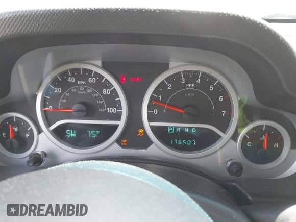 2007 Jeep Wrangler Unlimited Sahara z VIN 1J4GA59117L216687, wystawiony jako IAAI lot #42188257 z przebiegiem 176 507 mil mil oraz . Historia ofert i sprzedaży dostępna na DreamBid. Obrazek 7.