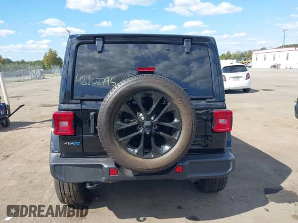 2021 Jeep Wrangler Unlimited Sahara z VIN 1C4JJXP60MW642404, wystawiony jako IAAI lot #43202795 z przebiegiem 38 263 mil mil oraz . Historia ofert i sprzedaży dostępna na DreamBid. Obrazek 16.