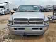 1998 Dodge 1500 z VIN 1B7HC13Y5WJ227866, wystawiony jako Copart lot #66872685 z przebiegiem 273 065 mil mil oraz Szkoda całkowita • Salvage title. Historia ofert i sprzedaży dostępna na DreamBid. Obrazek 5.