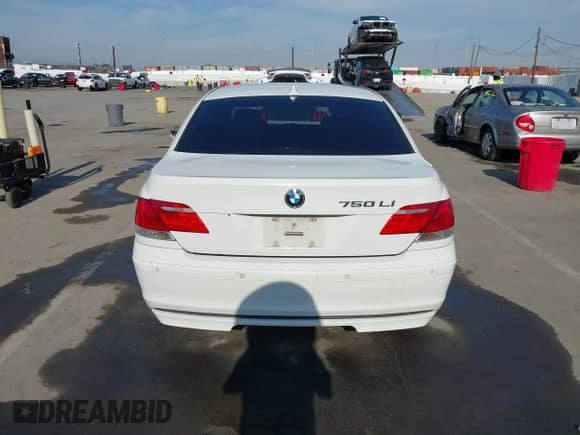 2007 BMW 7 Series 750Li с VIN WBAHN835X7DT70754, выставлен на аукционе IAAI как лот 42923451 с пробегом 229 573 миль миль и . История ставок и продаж доступна на DreamBid. Изображение 16.