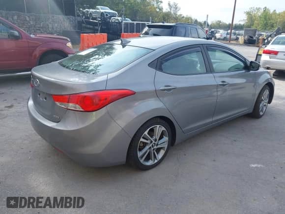 2011 Hyundai Elantra GLS z VIN KMHDH4AE6BU087597, wystawiony jako IAAI lot #43237470 z przebiegiem 134 555 mil mil oraz . Historia ofert i sprzedaży dostępna na DreamBid. Obrazek 4.
