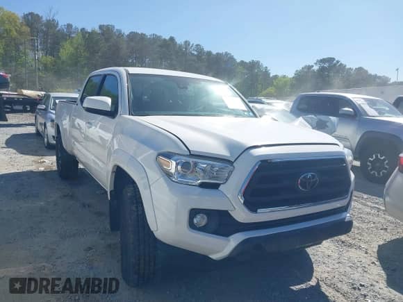 2021 Toyota Tacoma SR5 z VIN 3TYDZ5BN7MT003983, wystawiony jako IAAI lot #42052633 z przebiegiem 60 390 mil mil oraz . Historia ofert i sprzedaży dostępna na DreamBid. Obrazek 1.