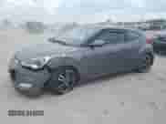 2012 Hyundai Veloster w/Red Int z VIN KMHTC6AD0CU053458, wystawiony jako Copart lot #60790585 z przebiegiem 123 096 mil mil oraz Czysty tytuł • Clean title. Historia ofert i sprzedaży dostępna na DreamBid. Obrazek 1.