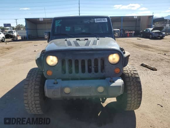 2007 Jeep Wrangler Unlimited Sahara z VIN 1J4GA59127L101693, wystawiony jako Copart lot #84449745 z przebiegiem 226 790 mil mil oraz Szkoda całkowita • Salvage title. Historia ofert i sprzedaży dostępna na DreamBid. Obrazek 5.