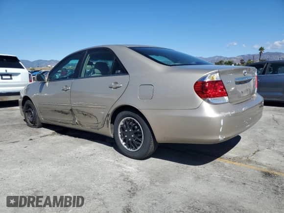 2005 Toyota Camry LE z VIN 4T1BE30K35U570972, wystawiony jako Copart lot #82472615 z przebiegiem 224 270 mil mil oraz Szkoda całkowita • Salvage title. Historia ofert i sprzedaży dostępna na DreamBid. Obrazek 2.