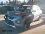 2023 Chevrolet TrailBlazer LT z VIN KL79MPSL0PB113325, wystawiony jako IAAI lot #43320319 z przebiegiem 28 201 mil mil oraz . Historia ofert i sprzedaży dostępna na DreamBid. Obrazek 2.
