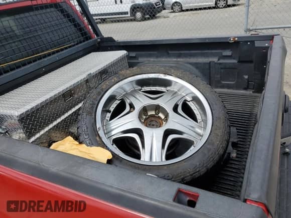 2005 GMC Sierra 1500 SLT z VIN 2GTEC13T351177047, wystawiony jako Copart lot #53577335 z przebiegiem 77 932 mil mil oraz Szkoda całkowita • Salvage title. Historia ofert i sprzedaży dostępna na DreamBid. Obrazek 12.