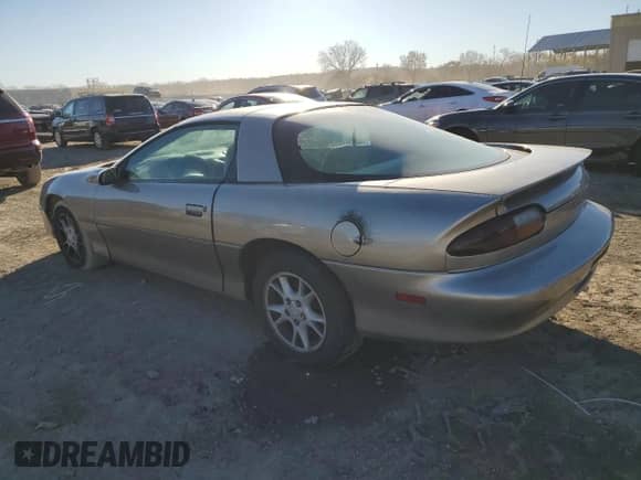 2002 Chevrolet Camaro z VIN 2G1FP22K222102393, wystawiony jako Copart lot #81532554 z przebiegiem 199 579 mil mil oraz Czysty tytuł • Clean title. Historia ofert i sprzedaży dostępna na DreamBid. Obrazek 2.