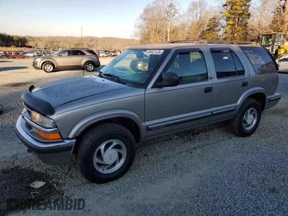1998 Chevrolet Blazer LT z VIN 1GNDT13W2W2236765, wystawiony jako Copart lot #88902125 z przebiegiem 227 773 mil mil oraz Szkoda całkowita • Salvage title. Historia ofert i sprzedaży dostępna na DreamBid. Obrazek 1.