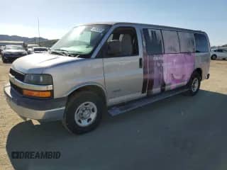 2005 Chevrolet Express Passenger с VIN 1GAHG39U851114716, выставлен на аукционе Copart как лот 49903085 с пробегом 148 670 миль миль и Чистый • Clean title. История ставок и продаж доступна на DreamBid. Изображение 1.