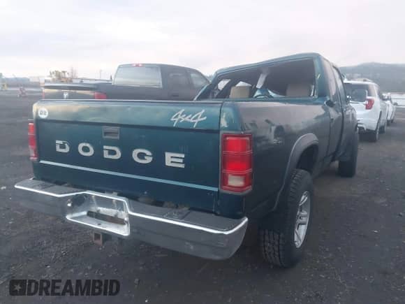 1993 Dodge Dakota z VIN 1B7GG23X7PS200435, wystawiony jako IAAI lot #41060856 z przebiegiem 249 117 mil mil oraz . Historia ofert i sprzedaży dostępna na DreamBid. Obrazek 4.