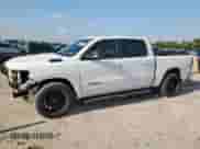 2021 Ram 1500 Lone Star z VIN 1C6RREFT0MN689825, wystawiony jako Copart lot #68027825 z przebiegiem 97 314 mil mil oraz Szkoda całkowita • Salvage title. Historia ofert i sprzedaży dostępna na DreamBid. Obrazek 1.