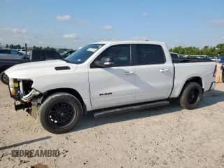 2021 Ram 1500 Lone Star z VIN 1C6RREFT0MN689825, wystawiony jako Copart lot #68027825 z przebiegiem 97 314 mil mil oraz Szkoda całkowita • Salvage title. Historia ofert i sprzedaży dostępna na DreamBid. Obrazek 1.
