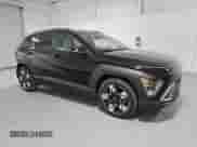 2025 Hyundai Kona SEL с VIN KM8HB3AB7SU221973, выставлен на аукционе Copart как лот 86009424 с пробегом 1 613 миль миль и Чистый • Clean title. История ставок и продаж доступна на DreamBid. Изображение 4.