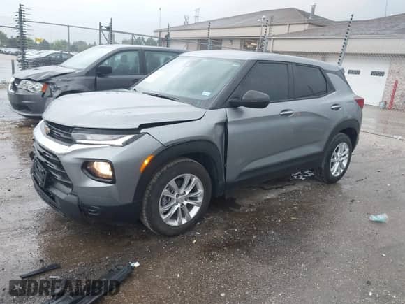 2023 Chevrolet TrailBlazer LS z VIN KL79MMS2XPB008233, wystawiony jako IAAI lot #42853018 z przebiegiem 21 766 mil mil oraz . Historia ofert i sprzedaży dostępna na DreamBid. Obrazek 18.