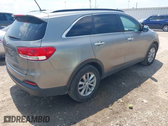 2018 Kia Sorento LX with VIN 5XYPG4A50JG389018, listed as a IAAI auction lot 42396231 with 81,310 mi miles and . Bid and sale history available at DreamBid. Image 4.