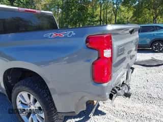 2020 Chevrolet Silverado 1500 Custom z VIN 1GCPYBEH8LZ250359, wystawiony jako IAAI lot #43265931 z przebiegiem 90 258 mil mil oraz . Historia ofert i sprzedaży dostępna na DreamBid. Obrazek 6.