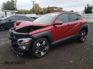 2024 Hyundai Kona SEL z VIN KM8HCCAB2RU164010, wystawiony jako Copart lot #87077115 z przebiegiem 6 466 mil mil oraz Szkoda całkowita • Salvage title. Historia ofert i sprzedaży dostępna na DreamBid. Obrazek 1.