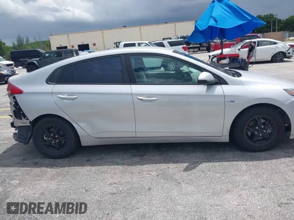 2018 Hyundai Ioniq Blue z VIN KMHC65LC9JU097588, wystawiony jako IAAI lot #43112792 z przebiegiem 243 546 mil mil oraz . Historia ofert i sprzedaży dostępna na DreamBid. Obrazek 17.