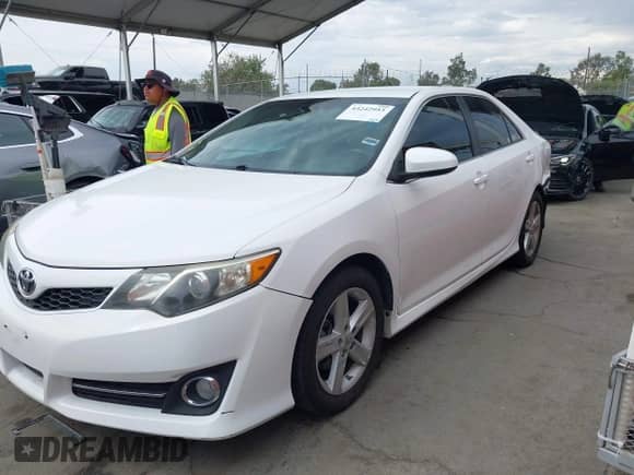 2014 Toyota Camry L with VIN 4T1BF1FK9EU798421, listed as a IAAI auction lot 43242953 with 82,876 mi miles and . Bid and sale history available at DreamBid. Image 2.