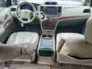 2013 Toyota Sienna XLE AAS z VIN 5TDYK3DC5DS332425, wystawiony jako Copart lot #84026495 z przebiegiem 98 144 mil mil oraz Szkoda całkowita • Salvage title. Historia ofert i sprzedaży dostępna na DreamBid. Obrazek 8.